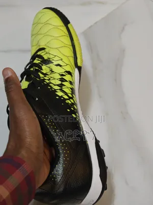 Ashenya Football Shoe ታኬታ