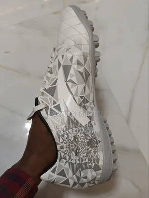 ኦርጅናል እጅግ በጣም ጠንካራ ታኬታ። ታኬታ Football Shoe