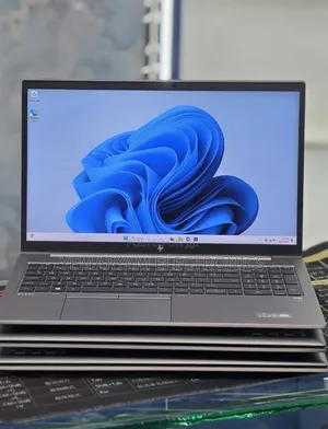 New Laptop HP ZBook Firefly G8 16GB Intel Core i5 SSD 512GB