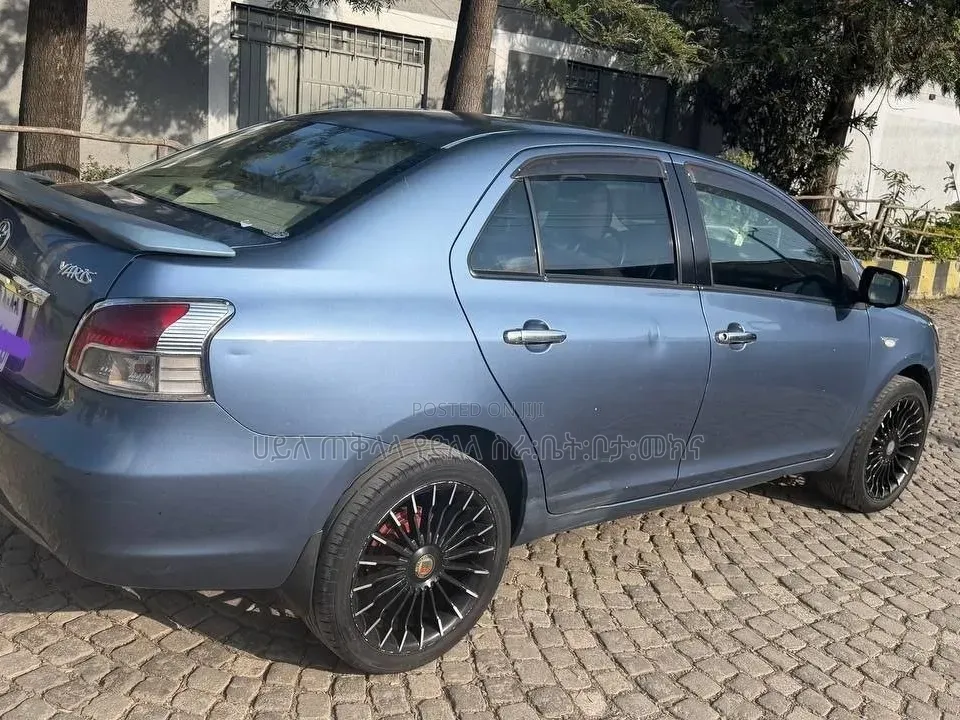Toyota Yaris 2012 Gray