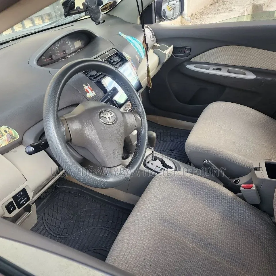 Toyota Yaris 2012 Gray