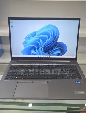New Laptop HP ZBook Firefly G8 16GB Intel Core i7 SSD 512GB