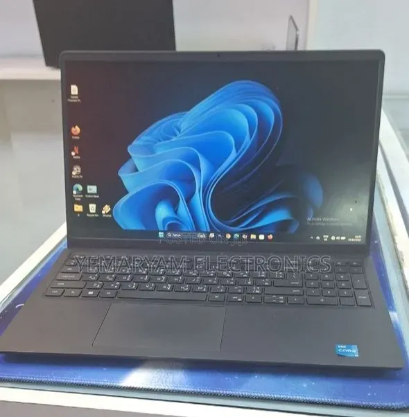 New Laptop Dell Inspiron 15 3520 8GB Intel Core i3 SSD 512GB