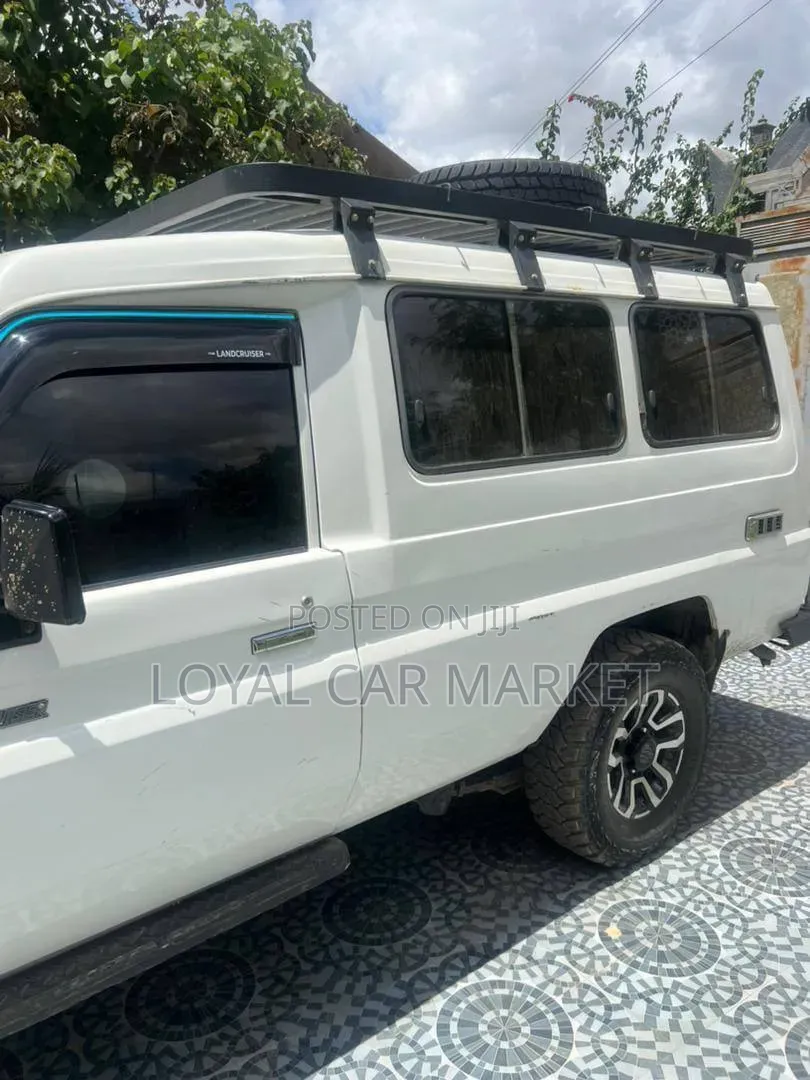 Toyota Land Cruiser 2010 White