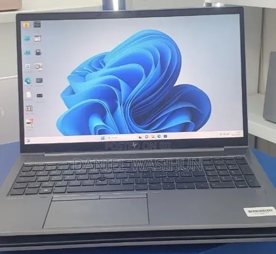 New Laptop HP ZBook Firefly G8 16GB Intel Core i7 SSD 512GB