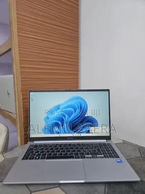 New Laptop Samsung Galaxy Book4 8GB Intel Core 5 SSD 512GB