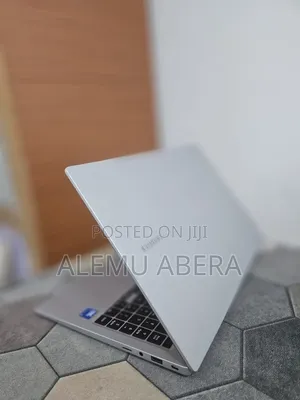 New Laptop Samsung Galaxy Book4 8GB Intel Core 5 SSD 512GB