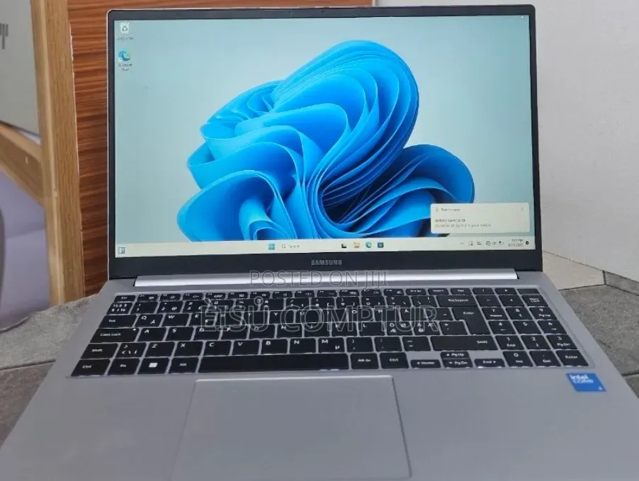 New Laptop Samsung Galaxy Book4 8GB Intel Core 5 SSD 512GB
