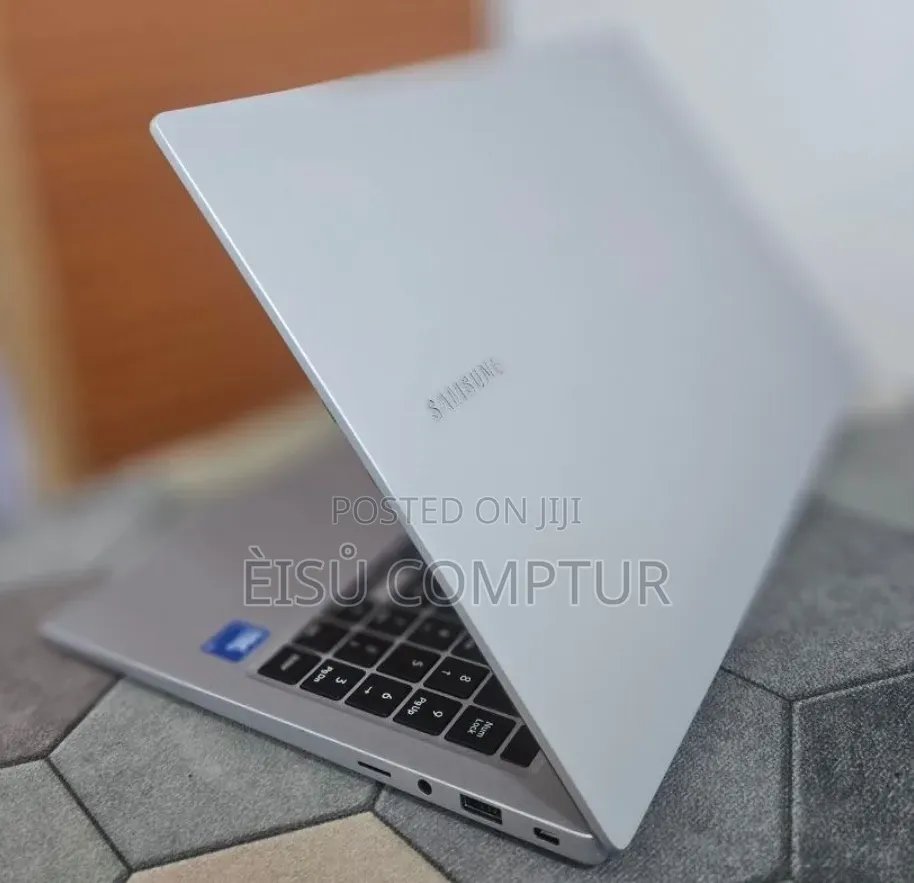 New Laptop Samsung Galaxy Book4 8GB Intel Core 5 SSD 512GB