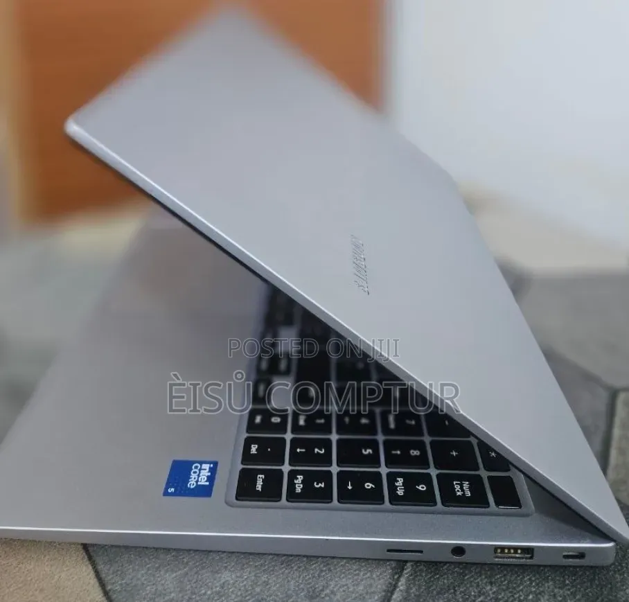 New Laptop Samsung Galaxy Book4 8GB Intel Core 5 SSD 512GB