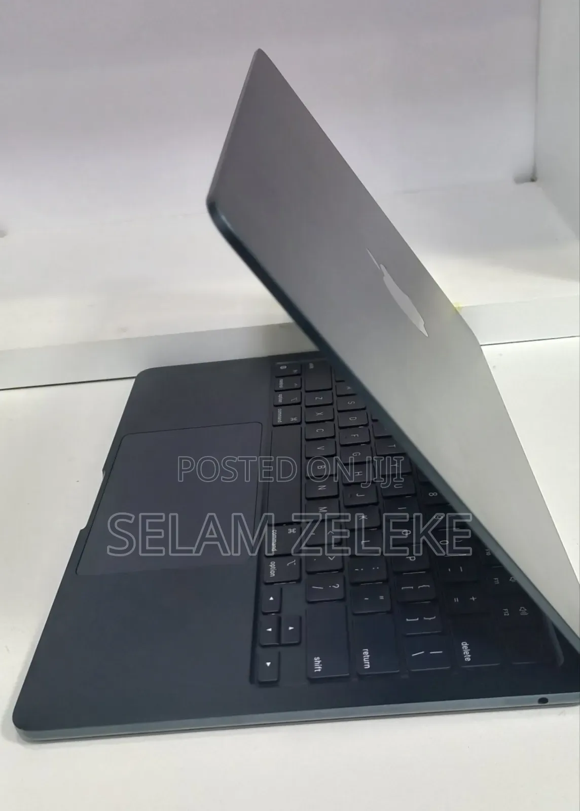 New Laptop Apple MacBook Air 2022 M2 8GB Apple M2 SSD 256GB
