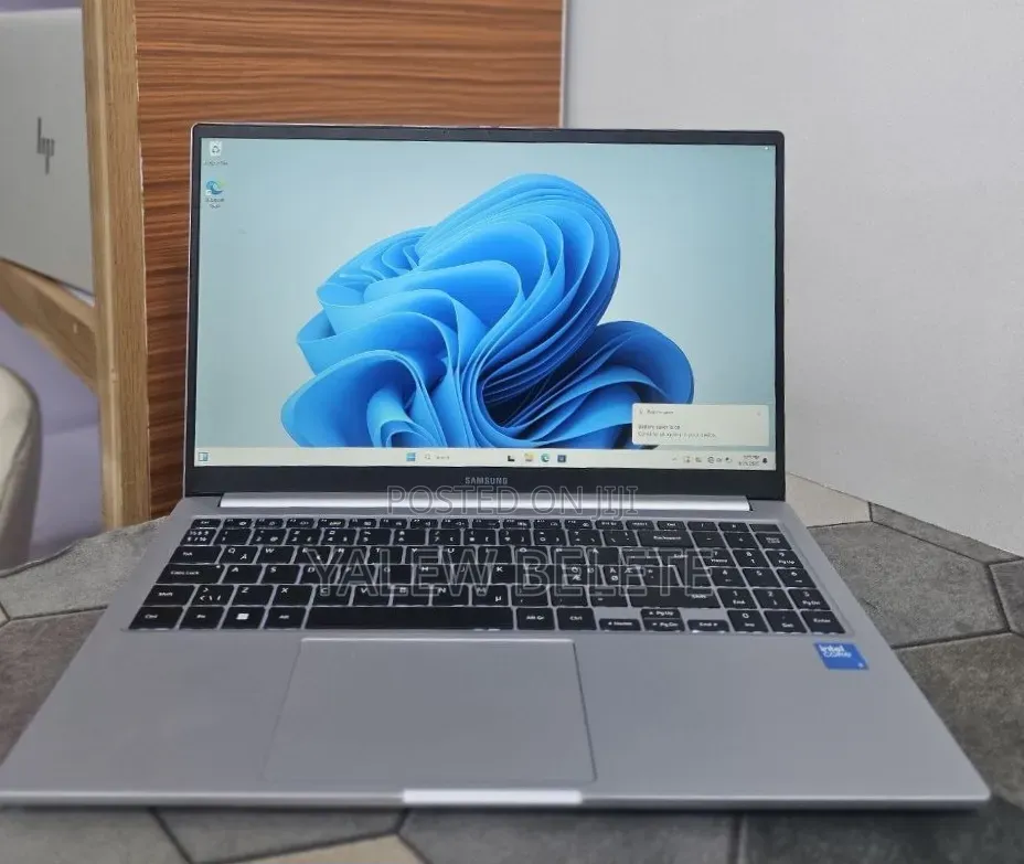 New Laptop Samsung Galaxy Book4 8GB Intel Core 5 SSD 512GB