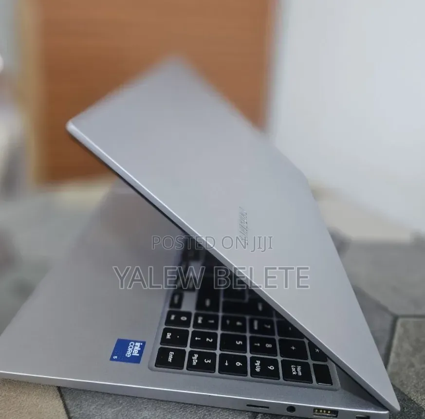 New Laptop Samsung Galaxy Book4 8GB Intel Core 5 SSD 512GB