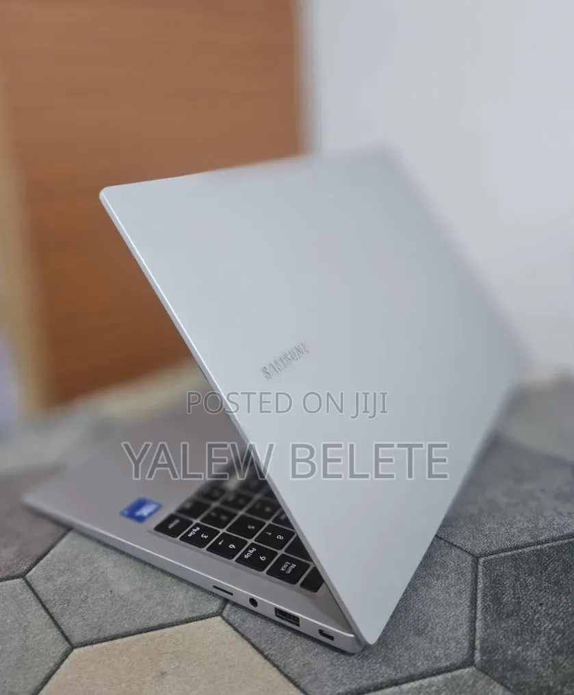 New Laptop Samsung Galaxy Book4 8GB Intel Core 5 SSD 512GB