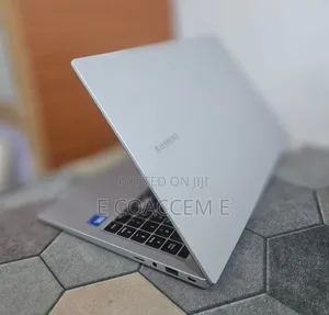 New Laptop Samsung Galaxy Book4 8GB Intel Core 5 SSD 512GB