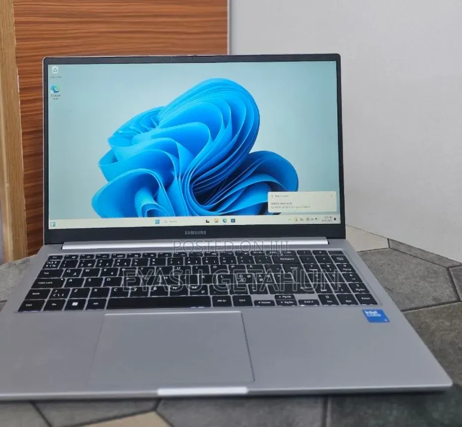 New Laptop Samsung Galaxy Book4 8GB Intel Core 5 SSD 512GB