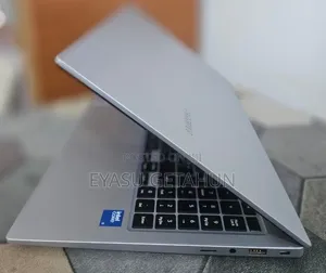 New Laptop Samsung Galaxy Book4 8GB Intel Core 5 SSD 512GB