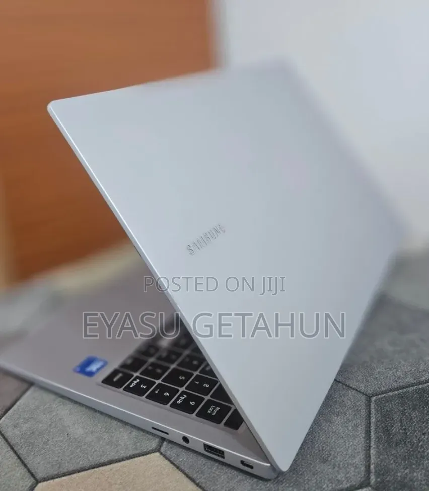 New Laptop Samsung Galaxy Book4 8GB Intel Core 5 SSD 512GB