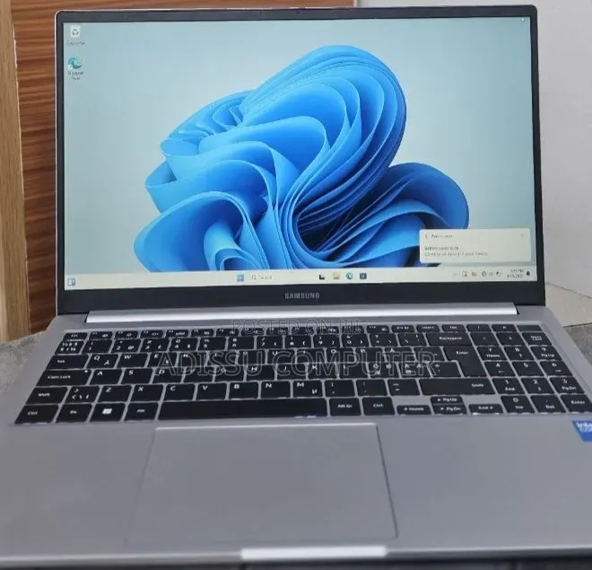 New Laptop Samsung Galaxy Book4 8GB Intel Core 5 SSD 512GB