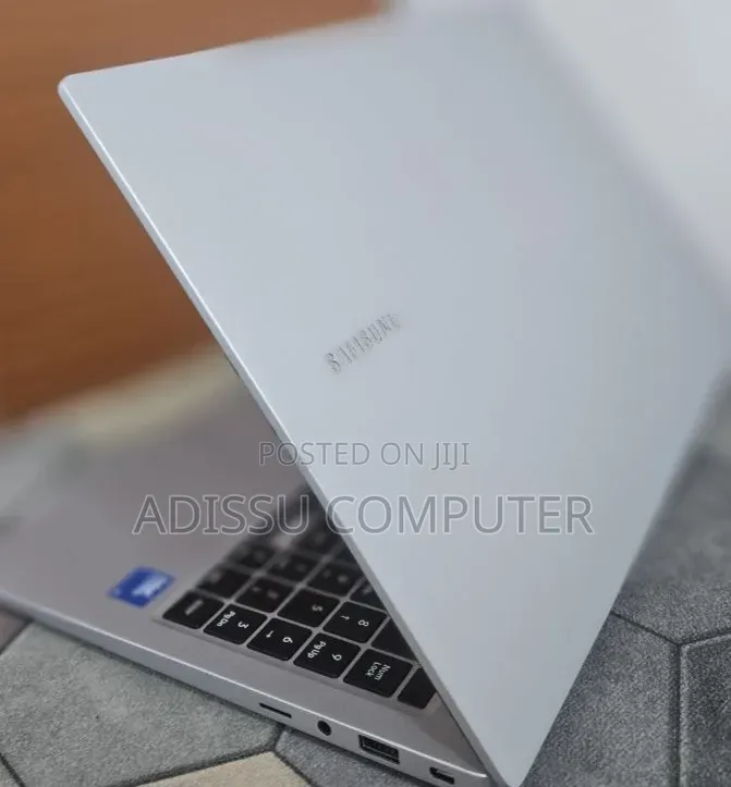 New Laptop Samsung Galaxy Book4 8GB Intel Core 5 SSD 512GB