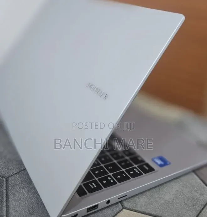 New Laptop Samsung Galaxy Book4 8GB Intel Core 5 SSD 512GB