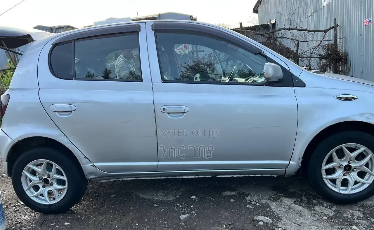 Toyota Vitz 2001 Silver