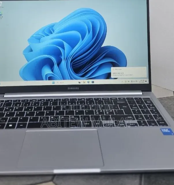 New Laptop Samsung Galaxy Book4 8GB Intel Core 5 SSD 512GB