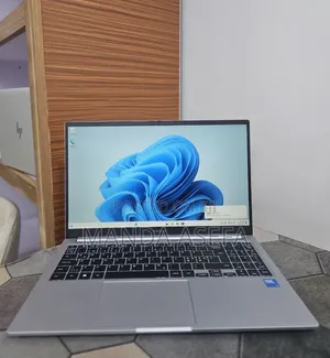 New Laptop Samsung Galaxy Book4 8GB Intel Core 5 SSD 512GB