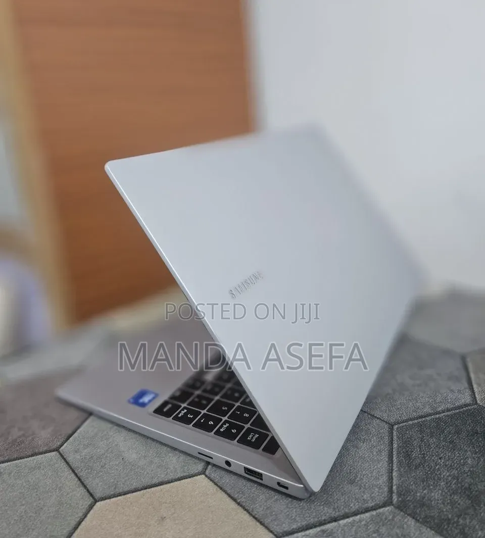 New Laptop Samsung Galaxy Book4 8GB Intel Core 5 SSD 512GB