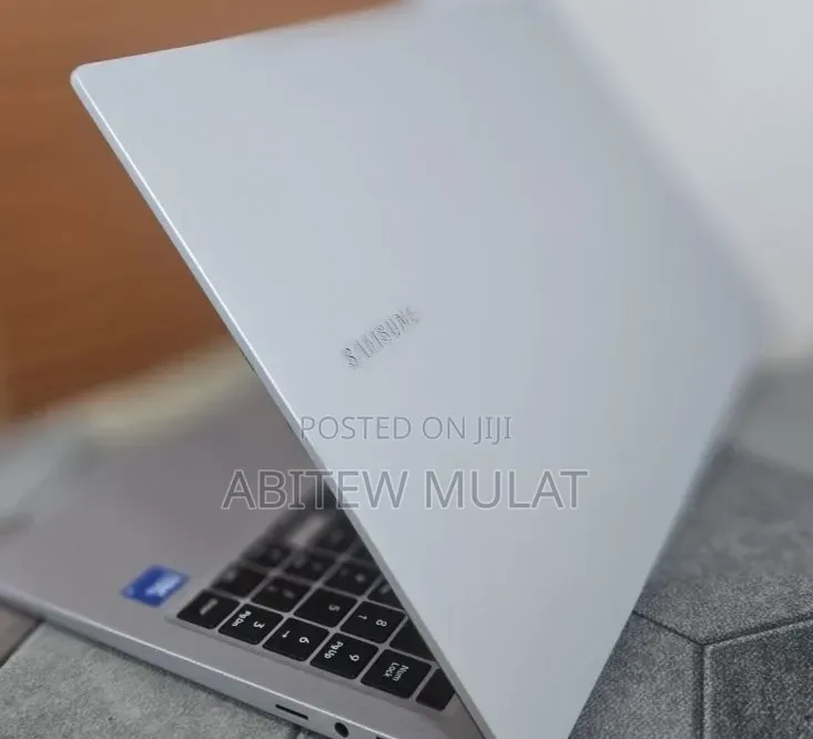 New Laptop Samsung Galaxy Book4 8GB Intel Core 5 SSD 512GB