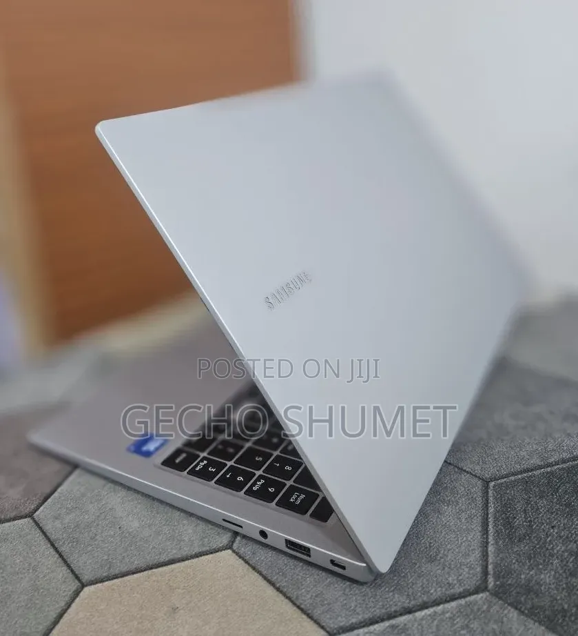 New Laptop Samsung Galaxy Book4 8GB Intel Core 5 SSD 512GB