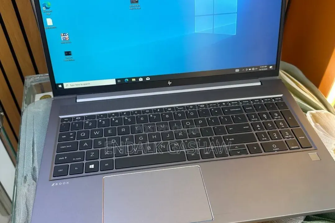 New Laptop HP ZBook Firefly G8 16GB Intel Core i7 SSD 512GB