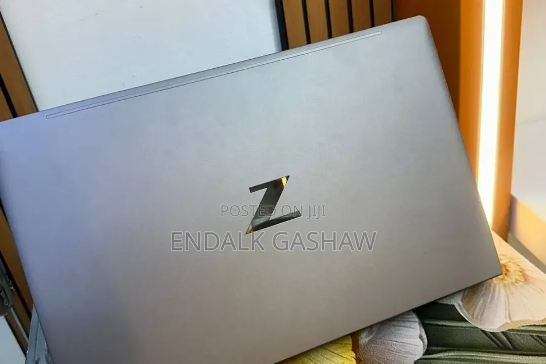 New Laptop HP ZBook Firefly G8 16GB Intel Core i7 SSD 512GB