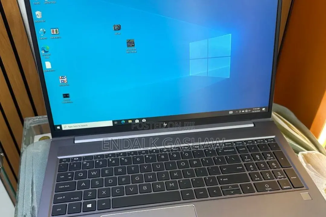 New Laptop HP ZBook Firefly G8 16GB Intel Core i7 SSD 512GB