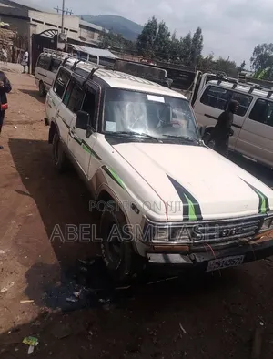 Toyota Land Cruiser 1988 White