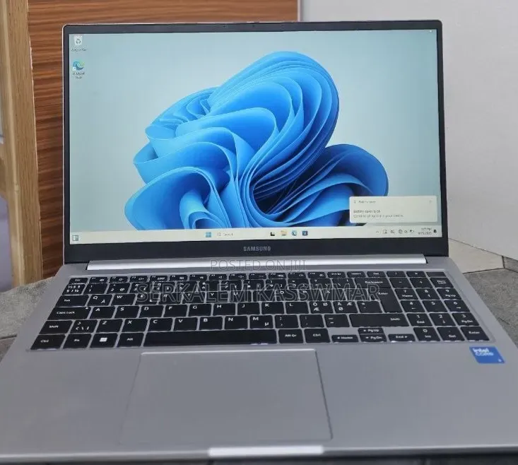 New Laptop Samsung Galaxy Book4 8GB Intel Core i5 SSD 512GB