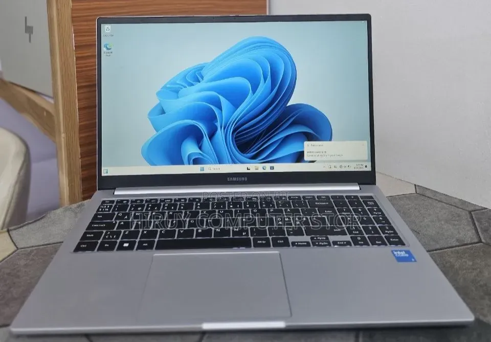 New Laptop Samsung Galaxy Book4 8GB Intel Core i5 SSD 512GB