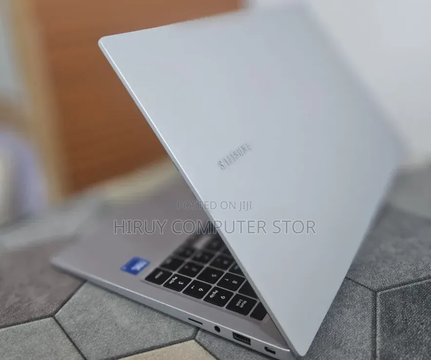 New Laptop Samsung Galaxy Book4 8GB Intel Core i5 SSD 512GB