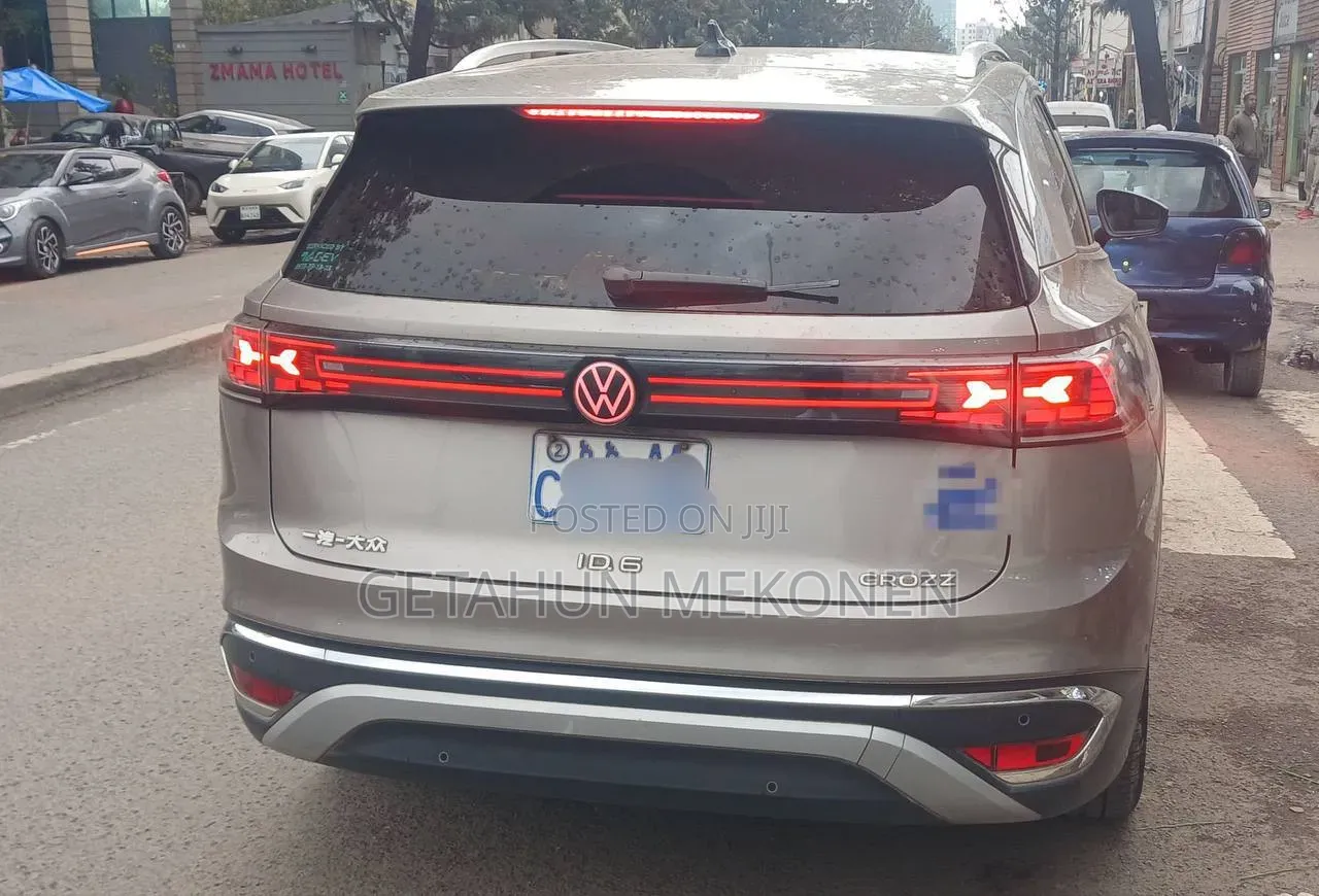 Volkswagen ID.6 2023 Gold