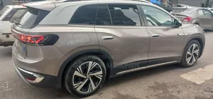 Volkswagen ID.6 2023 Gold