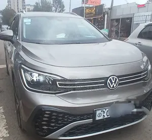 Volkswagen ID.6 2023 Gold