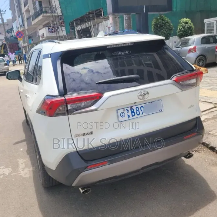 Toyota RAV4 2021 Off white
