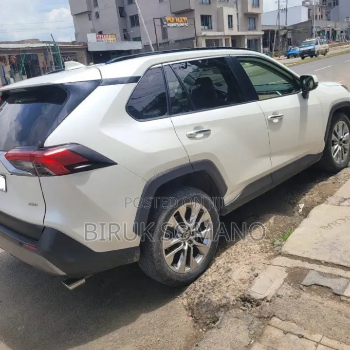 Toyota RAV4 2021 Off white
