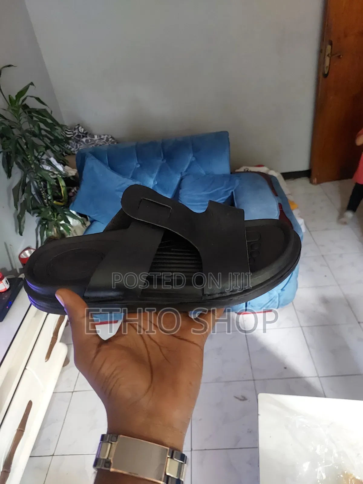 Black Sandal,ነጠላ ጫማ
