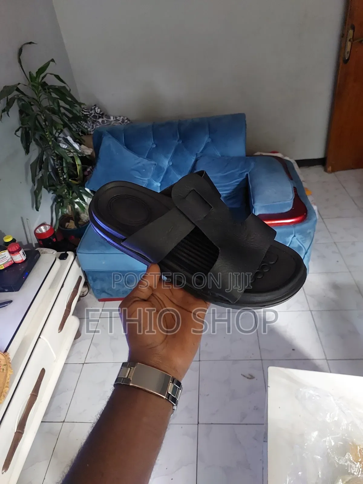 Black Sandal,ነጠላ ጫማ