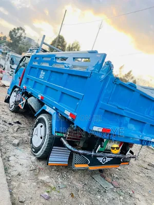 Isuzu 1999 Blue