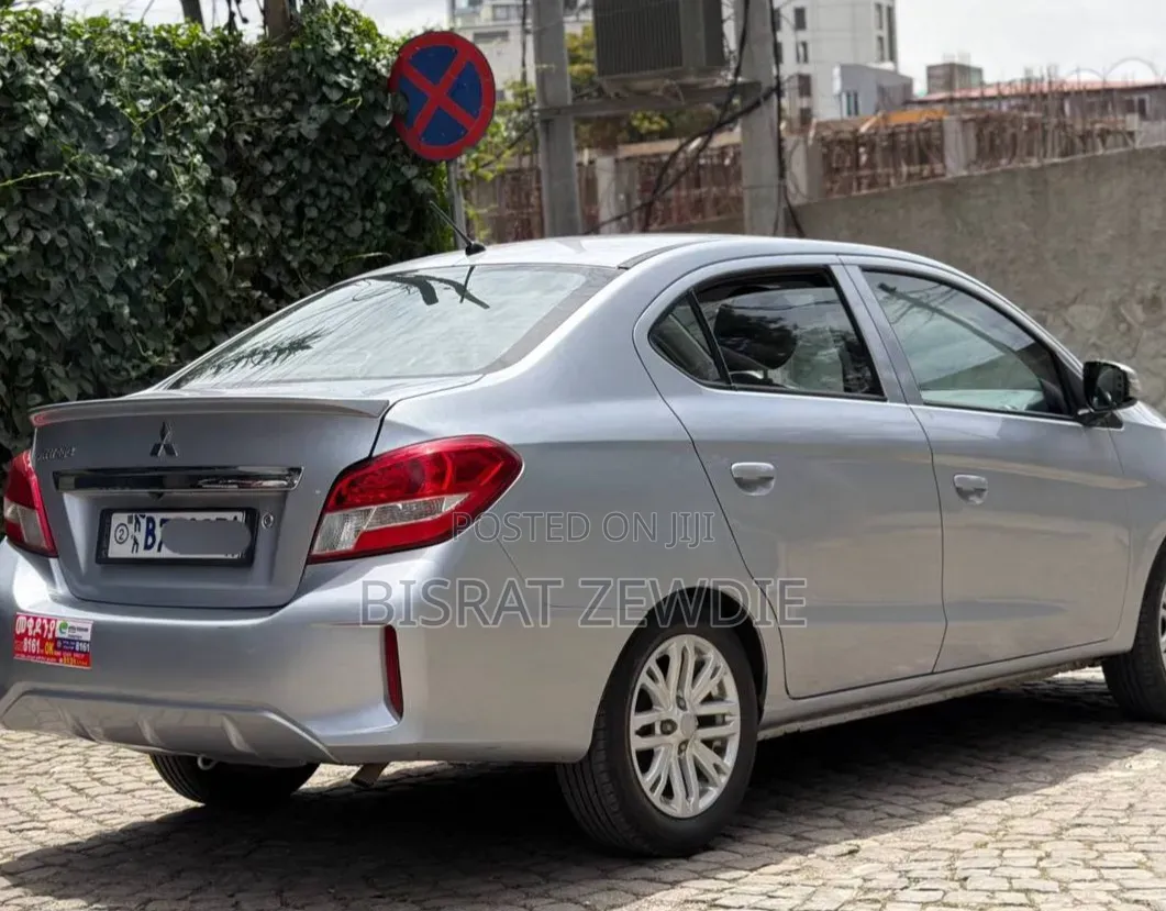 Mitsubishi Attrage 2021 Silver