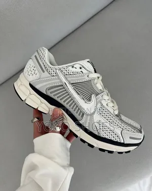 Nike Zoom Vomero 5 Photon Dust/Metallic Silver Chrome Gridiron Shoes