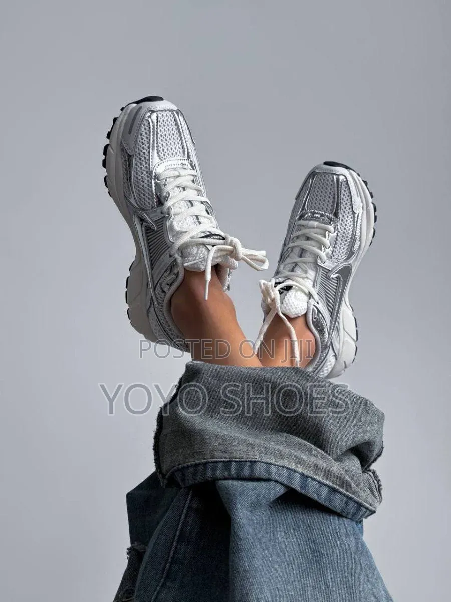 Nike Zoom Vomero 5 Photon Dust/Metallic Silver Chrome Gridiron Shoes