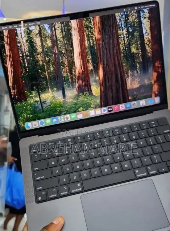 New Laptop Apple MacBook Pro 2023 M3 18GB Apple M3 Pro SSD 512GB